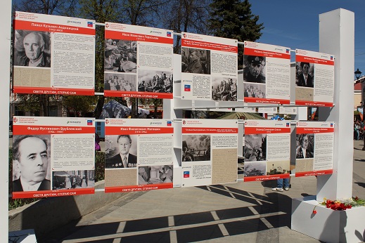 Фотовыставка о работе военных медиков открылась в День Победы на Театральной площади