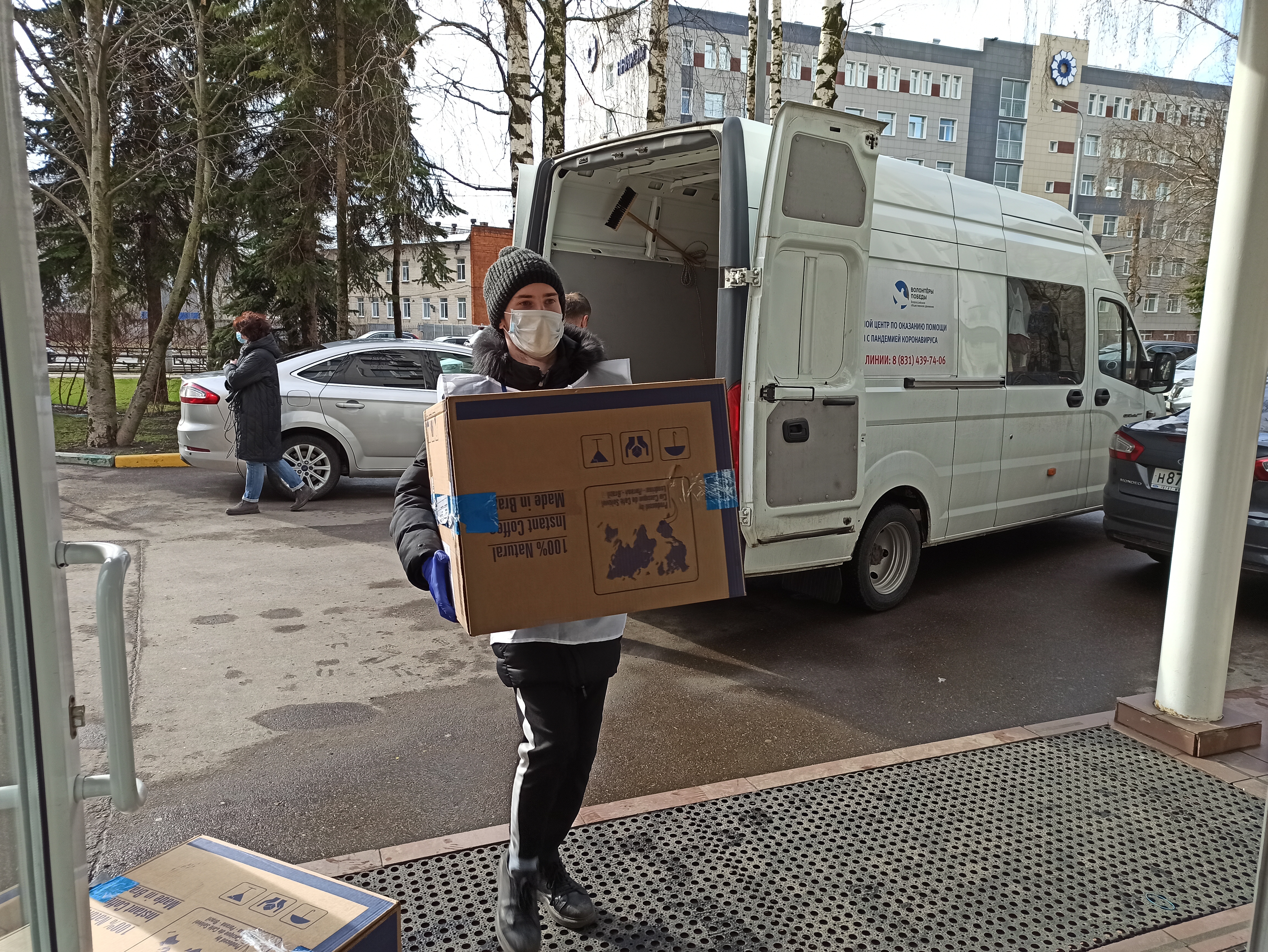 Волонтеры «Единой России» передали медикам 3 тысячи пачек кофе