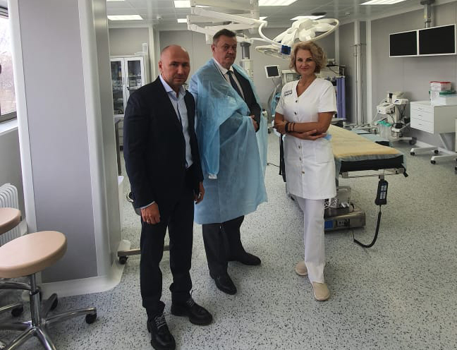 Министр здравоохранения Александр Смирнов посетил частную клинику, передавшую аппарат ИВЛ и мониторы слежения в городскую инфекционную больницу