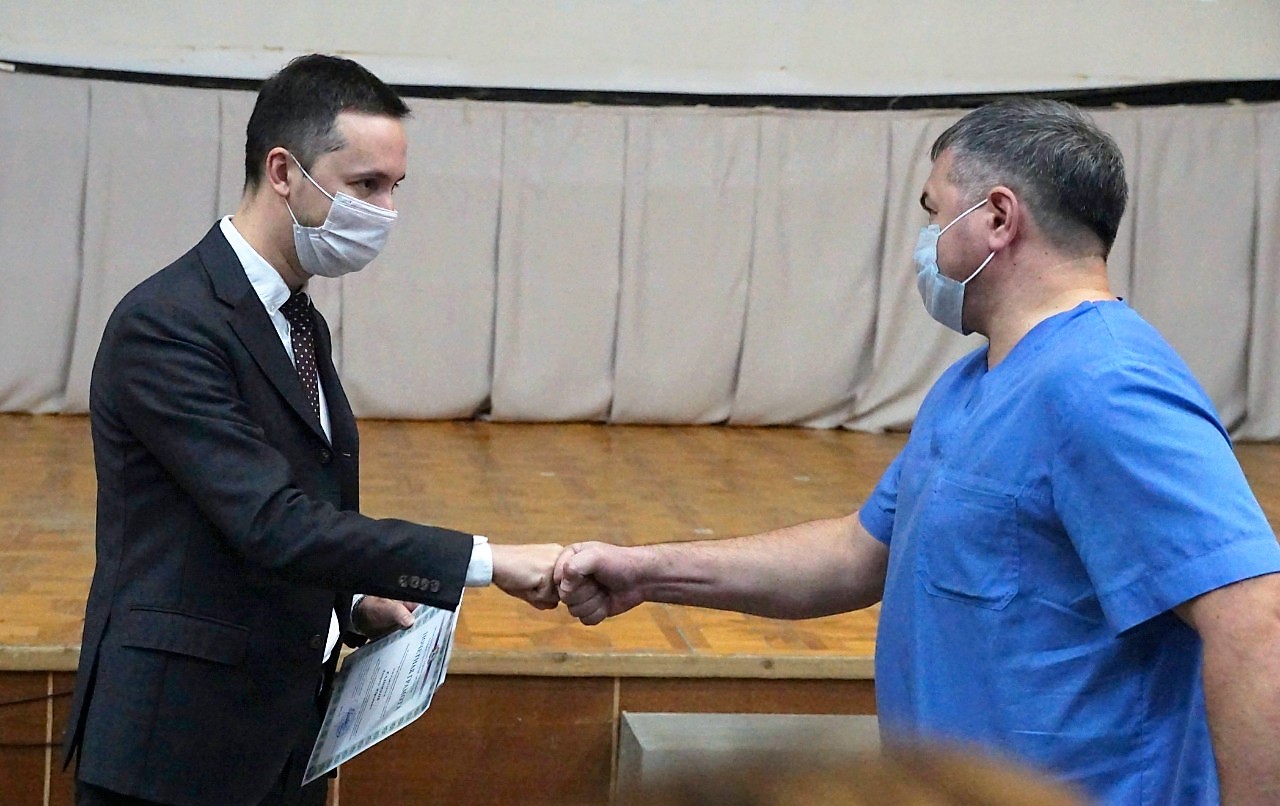 Давид Мелик-Гусейнов вручил почетные грамоты врачам детской областной клинической больницы